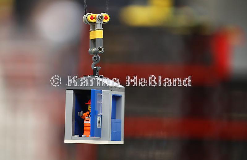 KH230210e057